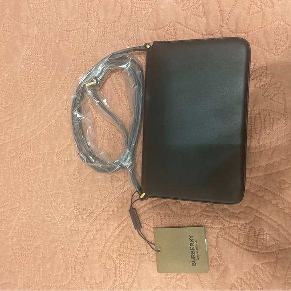 Burberry Black and Tan Crossbody Bag with Iconic Design - Picture 4 of 6